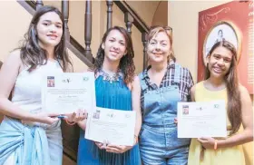  ??  ?? Con la escritora Mayra Montero: María Hidalgo Quintana, Lineris Rivera Rivera y Norelis Guzmán.