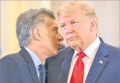  ?? TELAM ?? ACERCAMIEN­TO. Pasadas las 7, Macri recibió a Trump, que se enojó con la traducción y tiró el audífono.