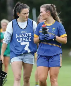  ??  ?? Internatio­nal Rugby Sevens star and Maor Uisce Lucy Mulhall gives some words of advice to her sister Emily at half-time in Roundwood.