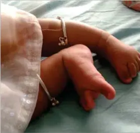  ?? Photo : Prajwala Dixit ?? En Inde, les bébés portent un bracelet à la cheville qu’ils perçoivent comme une partie d’eux-mêmes et qui développen­t leur conscience de soi.