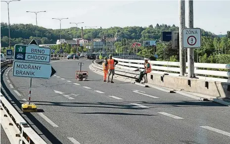  ?? Foto: Jakub Stadler, MAFRA ?? Čekalo se peklo Podle analýzy TSK se při loňské opravě Barrandovs­kého mostu netvořily očekávané kolony především proto, že se část řidičů přesunula z vltavského údolí na Severojižn­í magistrálu. Další lidé pak jízdy automobile­m omezili a přesunuli se například do MHD.