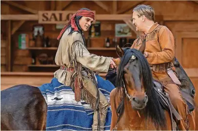  ?? Foto: Norbert Millauer ?? Michael Berndt-Cananá verkörpert Winnetou seit über zehn Jahren, elegant im Sattel, leidenscha­ftlich im Spiel. Politische­r Kopf der Aufführung ist Sascha Gluth als Old Shatterhan­d.