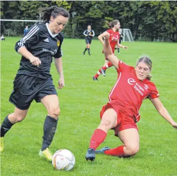  ?? SZ-FOTO: NO ?? Für die Fußballeri­nnen des VfL Munderking­en (rechts Janina Seebauer, hier im Spiel gegen den SV Sulmetinge­n) läuft es nach dem Abstieg aus der Verbandsli­ga auch in Landesliga bisher nicht nach Wunsch.