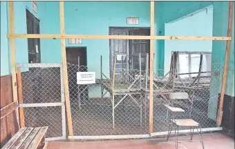  ??  ?? Pabellón de cinco aulas con una biblioteca y un baño clausurado por peligro de derrumbe en el Colegio Nacional de Villarrica.