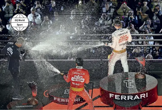  ?? ?? Max Verstappen, Charles Leclerc e Sergio Pérez con le bottiglie di Ferrari Trento sul podio del Gran Premio di Las Vegas 2023