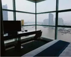  ?? PICTURES BY ANGELA GOH ?? Sweeping view of the Chao Phraya River from the bedroom.