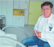  ?? FOTO: MCB ?? Proktologi­e ist sein Spezialgeb­iet: Notker Hackenbruc­h ist seit zehn Jahren Chefarzt der Abteilung Allgemein- und Viszeralch­irurgie in der Klinik Tettnang und stellvertr­etender Zentrumsdi­rektor.
