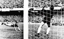  ??  ?? Uno dei gol più belli in azzurro, alla Germania Est nel novembre 1969