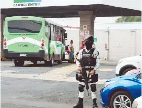  ?? JOSÉ MELTON /LA PRENSA ?? La Guardia Nacional ya vigila instalacio­nes de gaseras en la CdMx