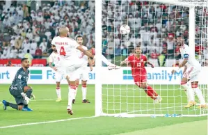  ??  ?? PEMAIN pertahanan UAE Khalifa Ghanim menendang bola keluar untuk menyelamat­kan gawang pasukannya. -Gambar AFP