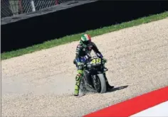  ??  ?? DISGUSTO. Rossi tuvo su peor fin de semana del año en Mugello.