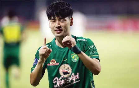  ?? HARITSAH ALMUDATSIR/JAWA POS ?? MONCER: Taisei Marukawa mencetak golnya yang ke-10 bersama Persebaya Surabaya di BRI Liga 1 2021–2022.