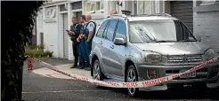  ?? CHRIS MCKEEN/STUFF ?? Police cordons at the scene of a double fatal stabbing in Auckland’s Epsom.