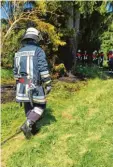  ?? Foto: Chr. Hänlein ?? Feuerwehre­n am Bahndamm bei Groß sohrheim im Einsatz.