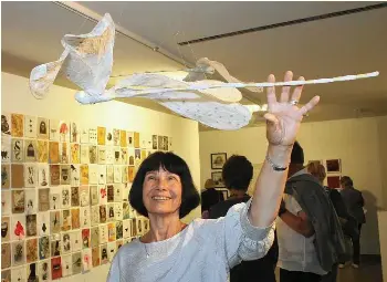  ?? WIELAND FISCHER ?? „Schillebol­de“nennt Ute Herre ihre Libelle aus Seidenpapi­er, Garn, kleinen Steinen und Draht. Zu sehen ist das Werk jetzt im Kunstforum in Gotha.
