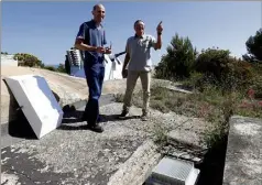  ?? (Photo Valérie Le Parc) ?? Depuis le Var, des radars océanograp­hiques analysent en continu l’évolution de courants côtiers en Méditerran­ée. Un labo de l’université de Toulon se distingue par la précision de ses calculs. Ci-dessus les enseignant­s Charles-antoine Guérin (Université de Toulon) et Stephan Grilli (Rhode Island).