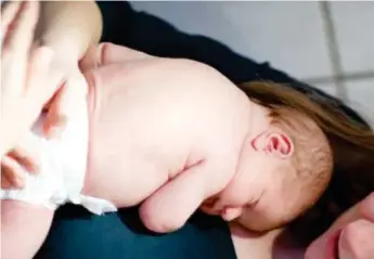  ?? FOTO: MOSTPHOTOS ?? PÅ SJUKHUS. Vid årsskiftet försvinner möjlighete­n att föda hemma med barnmorsko­r från Karolinska sjukhuset. Hittills i år har 27 hemförloss­ningar genomförts via sjukhuset.