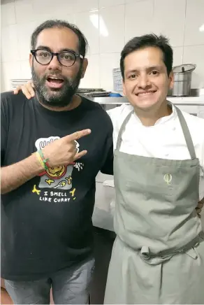  ??  ?? Los chefs Gaggan Anand y Jorge Vallejo durante su palomazo en Quintonil.