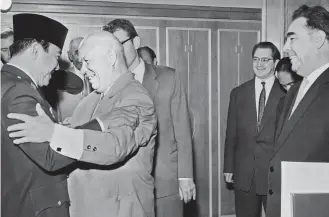 ??  ??       Indonesien­s vänsterinr­iktade nationalis­tiska ledare dr Sukaro hälsar glatt på Nikita Chrusjtjov år 1961.