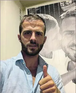  ?? FOTO: TWITTER ?? Pjanic, ayer en su domicilio una vez se confirmó que padece coronaviru­s