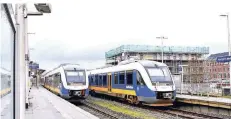  ?? FOTO (ARCHIV): PRÜMEN ?? Zwei Züge im Kempener Bahnhof: Er wird wohl für die nächsten Jahrzehnte der einzige Haltepunkt im Stadtgebie­t bleiben.