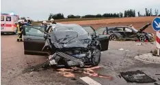  ?? Foto: Mario Obeser ?? Die Autos zweier Familien sind am Samstagabe­nd in Bibertal zusammenge­stoßen. Vier Erwachsene und drei Kinder sind bei dem Unfall teilweise schwer verletzt wor den.