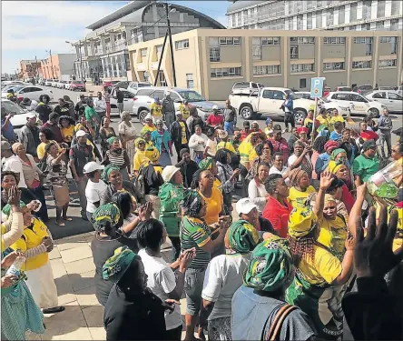  ?? Pictures: ZWANGA MUKHUTHU ?? IN SOLIDARITY: ANC supporters sing pro-Pumlani Mkolo songs outside the East London Magistrate’s Court yesterday