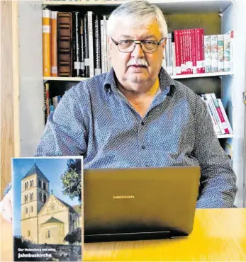  ?? FOTO: HAFI ?? Hermann Sorg hat die Daten für den neuen Kirchenfüh­rer „Der Hohenberg und seine Jakobuskir­che“zusammenge­tragen. Das Bild zeigt ihn im Pfarrhaus Hohenberg an seinem Arbeitspla­tz.