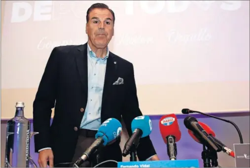  ??  ?? Fernando Vidal, en el acto de presentaci­ón de su candidatur­a a la presidenci­a del Deportivo para las elecciones del pasado mes de mayo.