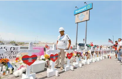  ?? JORGE CARBALLO ?? Ofrendas a los hispanos muertos a manos de un extremista blanco en El Paso.