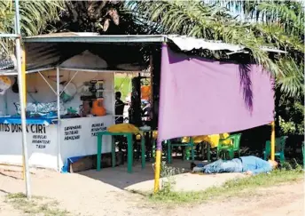  ??  ?? El comerciant­e ultimado por sujetos desde una moto en Acayucan, Veracruz.