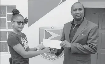  ?? ?? Lady Jaguars internatio­nal Annalisa Vincent (left) collecting the 4 year Graceland University athletic scholarshi­p acceptance letter from GFF President Wayne Forde.