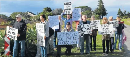  ?? Picture: JON HOUZET ?? NO TO CELL TOWER: About 20 residents staged a protest against a proposed cell tower on the property of the Dias Dutch Reformed Church as church members arrived for the service on Sunday