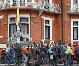  ?? AFP ?? Members of the media wait outside the Embassy of Ecuador in London on Friday. —