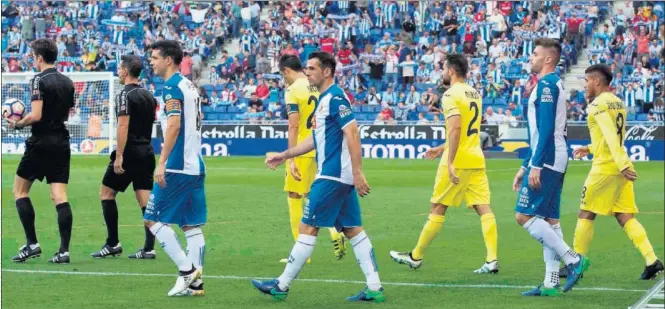  ??  ?? PASO AL TRAMO FINAL. Espanyol y Villarreal, dos de los cinco aspirantes a disputar la próxima edición de la Europa League, entran al césped para medirse en Cornellà (0-0).
