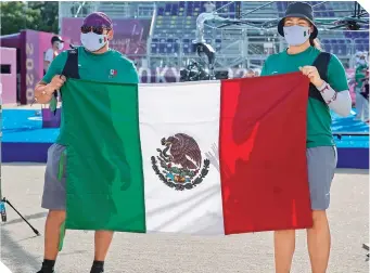  ??  ?? Orgullosos lucieron la bandera mexicana tras ganar el tercer lugar.