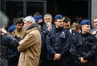  ?? Bart Dewaele ?? Onder anderen Filip Dewinter (Vlaams Belang) poseerde maar wat graag met de agenten.