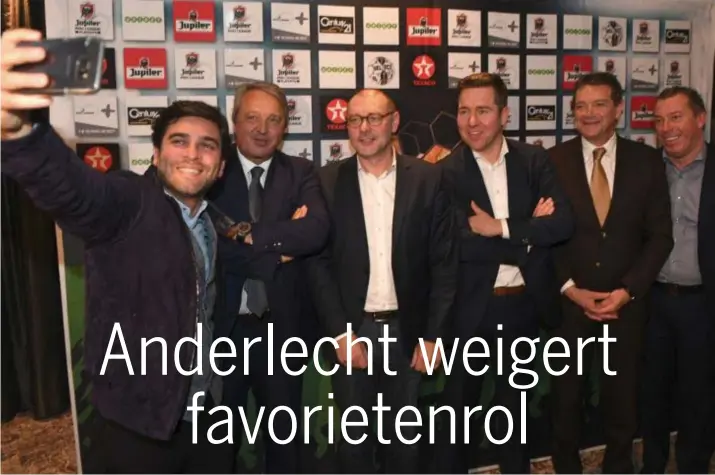  ?? FOTO PHOTO NEWS ?? Alle deelnemers aan Playoff 1 netjes op een rij. Mehdi Bayat neemt een selfie met Herman Van Holsbeeck, Eddy Cordier, Vincent Mannaert, Michel Louwagie en Luc Devroe.