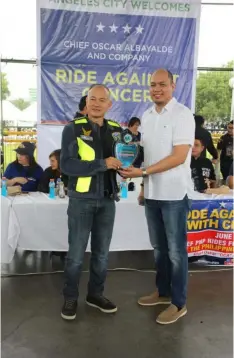  ?? Contribute­d Photo ?? RIDE AGAINST CANCER. Metro Angeles City Journalist­s Associatio­n Incorporat­ed President Jose ‘Jay’ Pelayo IV awards a plaque of recognitio­n to Director General Oscar Albayalde during the PNP Chief's recent ‘Ride Against Cancer’ activity at the Salakot...