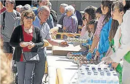  ?? HERALDO ?? Las mairalesas reparten el popular almuerzo tras la misa.