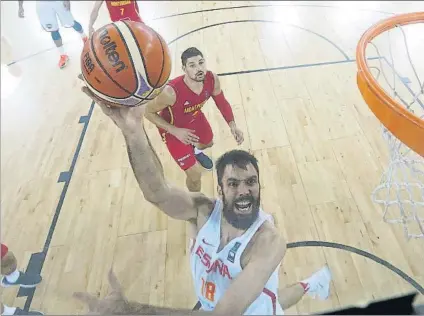  ?? FOTO: EFE ?? Oriola busca el aro en una acción del partido ante Montenegro. El de Tàrrega ha dispuesto de minutos en este Eurobasket