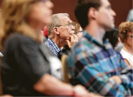  ?? Elizabeth Conley / Staff photograph­er ?? Attendees focus during a town hall on climate change hosted by Houston Climate Movement on Saturday.