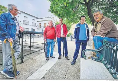  ?? JULIO GONZÁLEZ ?? Varios vecinos del pueblo conversan en la Plaza Alameda, el corazón de la localidad.