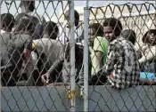  ??  ?? Migrants arrivés hier dans le port de Reggio de Calabre, dans le sud de l’Italie. (Photo AFP)