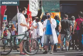  ??  ?? Docentes protestan para reclamar que se suspendan las clases presencial­es por el avance del Covid-19 en Buenos Aires