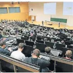  ?? FOTO: DPA ?? Für ihr Studium bevorzugen viele eine Universitä­t in der Nähe.