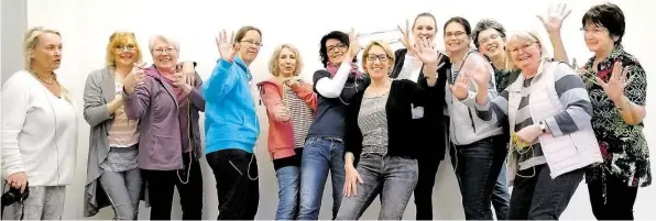  ?? BILD: STADTSPORT­BUND ?? In Aufbruchst­immung: Das Ende der ersten Ausbildung zur Bewegungsb­egleiterin feierten diese Frauen am vergangene­n Wochenende. Darunter sind Ehrenamtli­che der Caritas und Übungsleit­erinnen vom Bürgerfeld­er TB. Tina Pfitzner (links) vom Niedersäch­sischen Turnerbund begleitete sie.