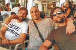  ??  ?? EN IBIZA. Ginobili y sus compañeros argentinos de vacaciones.