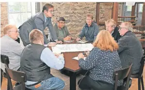  ?? FOTO: JÜRGEN MOLL ?? Nach der Einleitung setzten sich einzelne Gruppen zusammen, um über die verschiede­nen Aspekte der Umsetzung zu diskutiere­n.