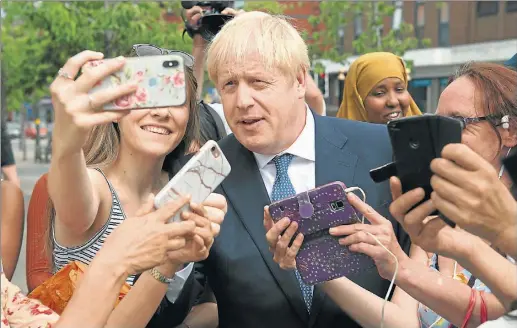  ?? AP ?? BAÑO DE MASAS. Boris Johnson se fotografió ayer con seguidores en Londres. Prometió concretar el Brexit el 31 de octubre.